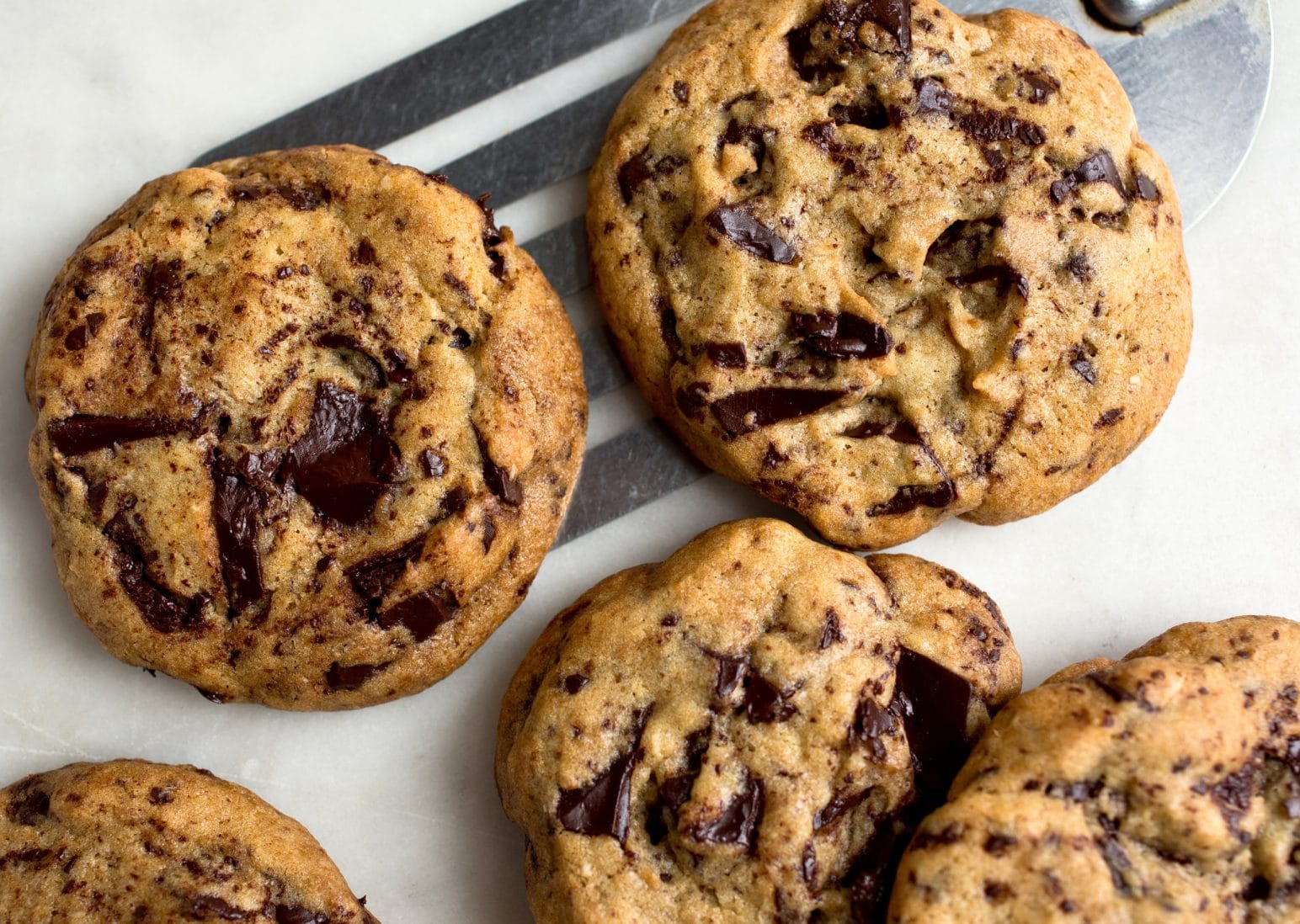 What are the hallmarks of a great chocolate chip cookie?