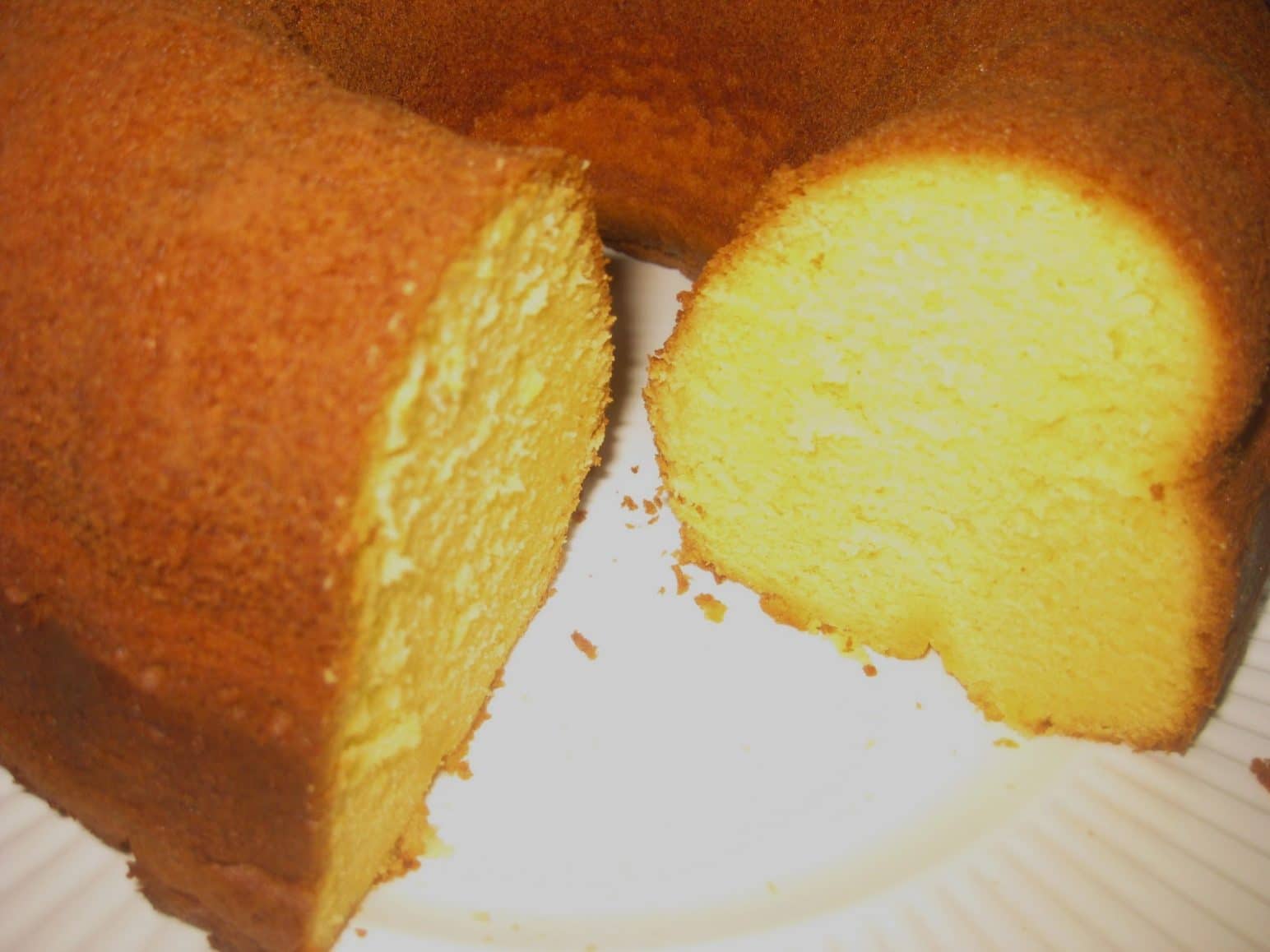 How to Bake and Serve Yellow Cake