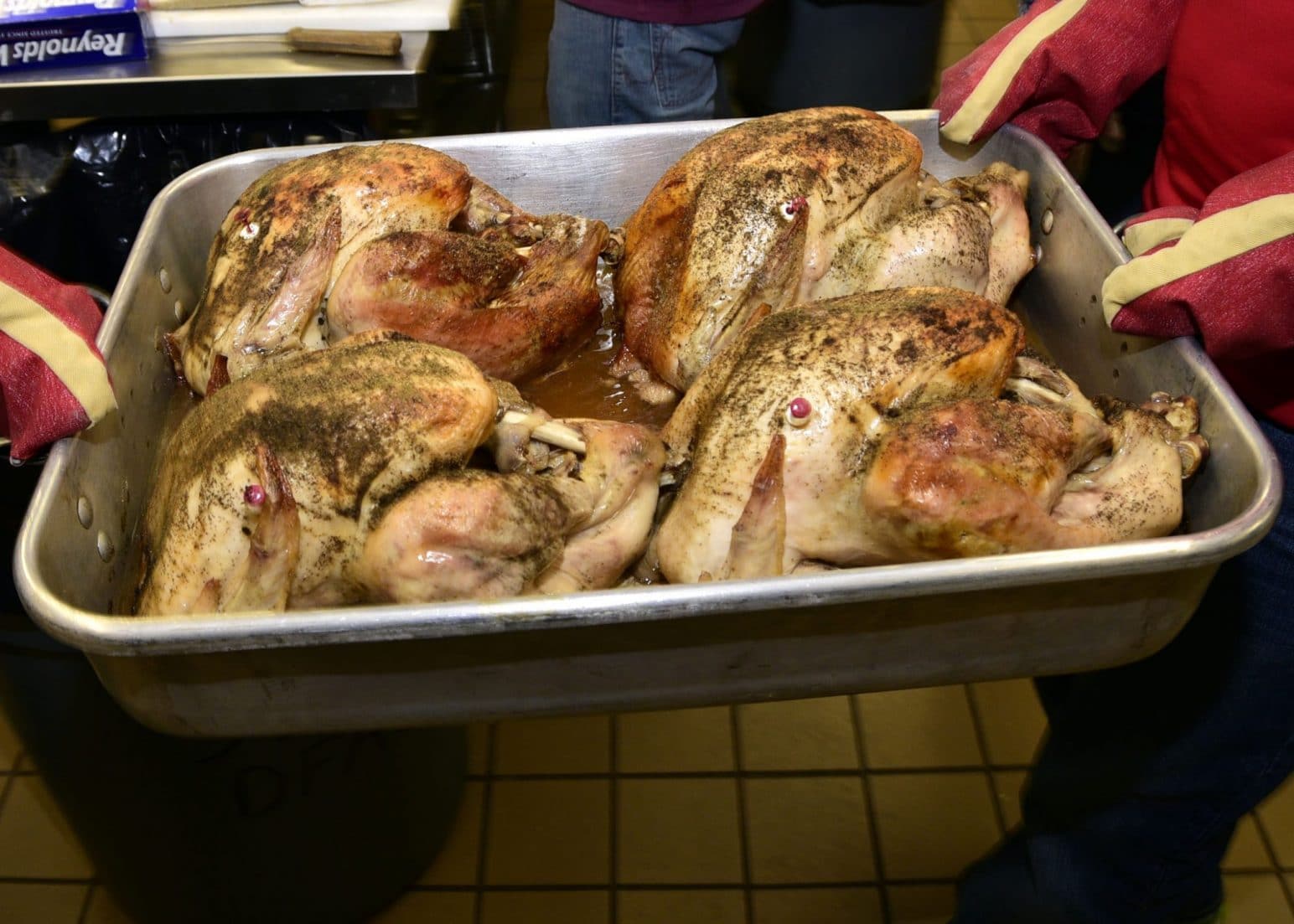 A Super Easy Way To Make An Awesome Thanksgiving Turkey