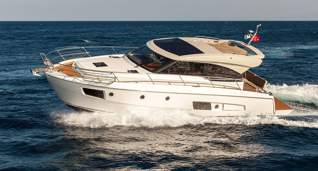 What are the best places for powerboat rentals in Dubai?