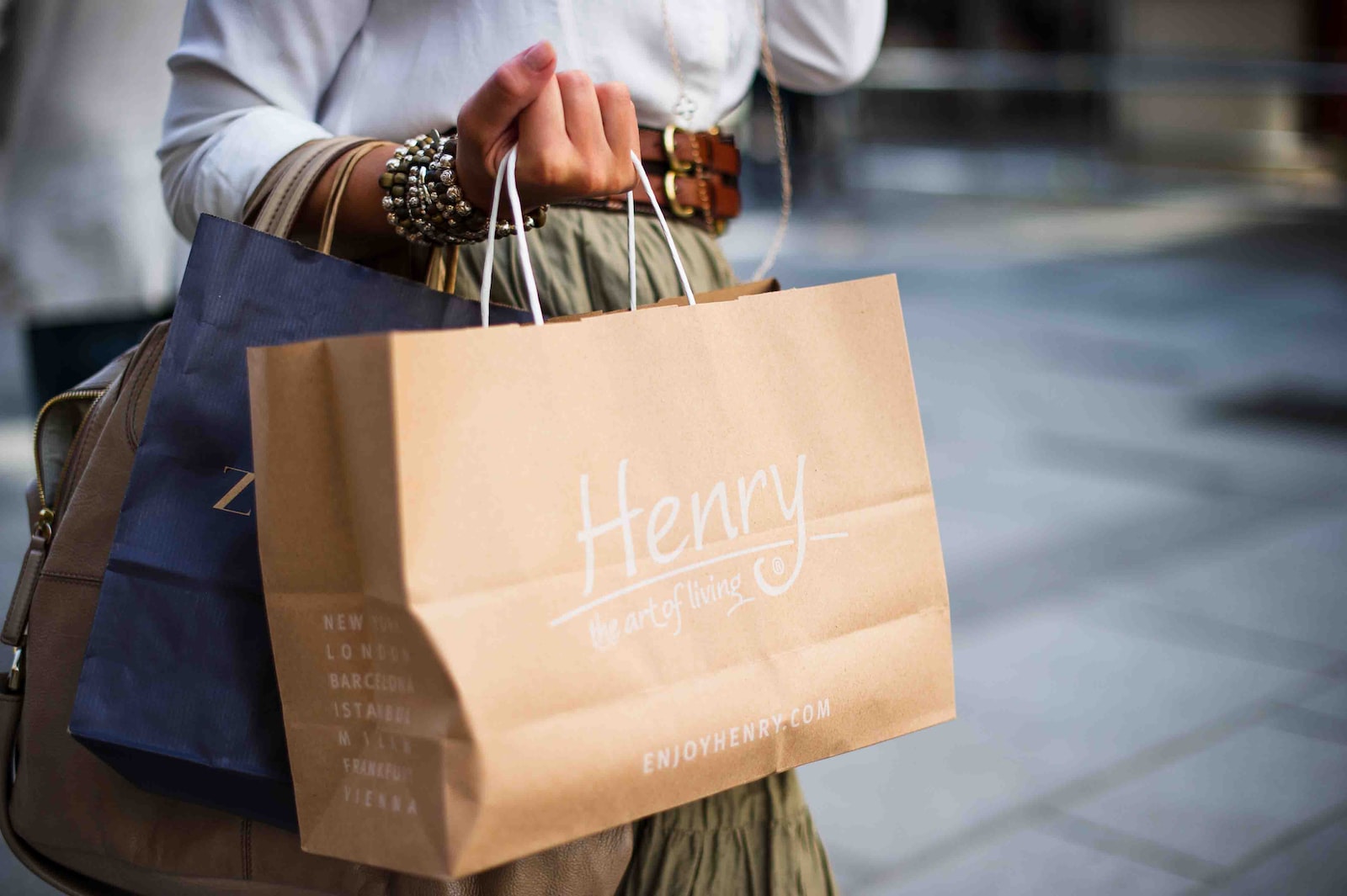 4 Signs that You’re Shopping at a Quality Supermarket brown Henry paper bag